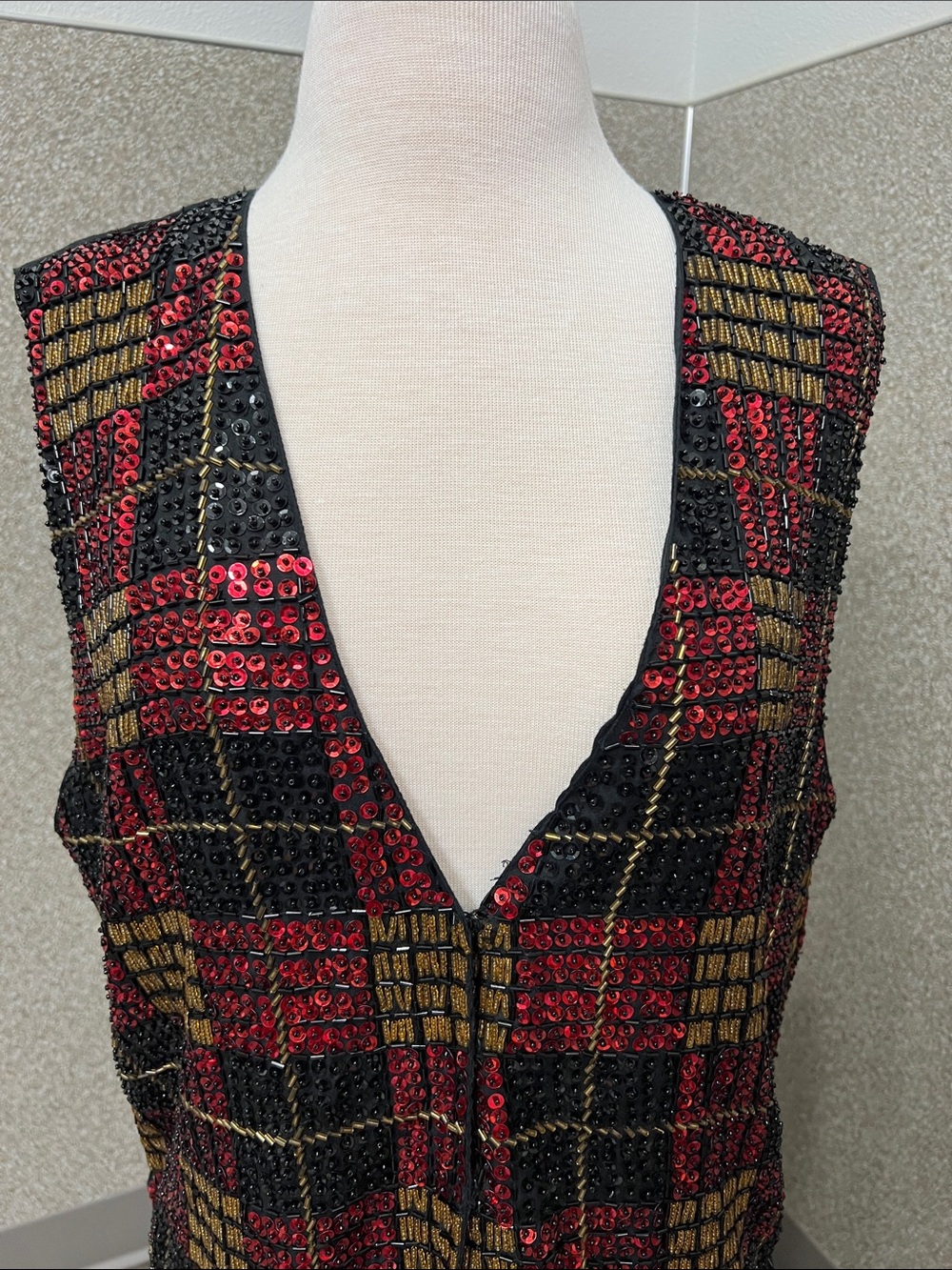 VTG The Everett Collection Sequin Bead Plaid Vest Red Black Gold Holiday Size L